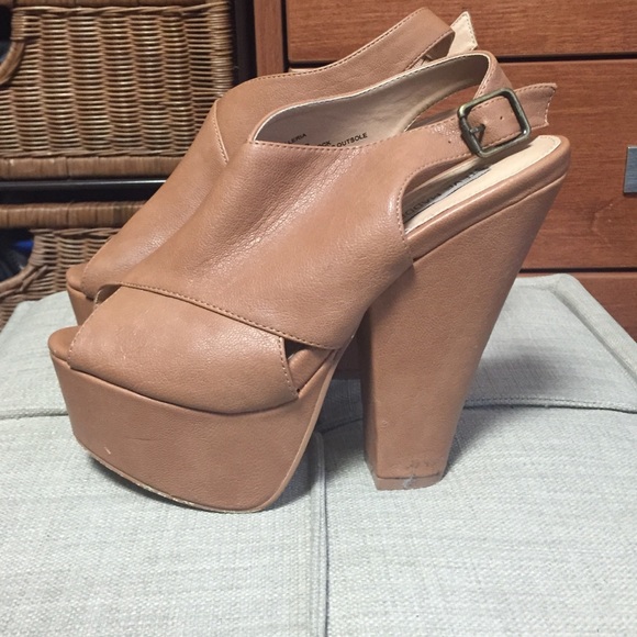 STEVE MADDEN DAINTYYY Tan Patent Leather High Heels Wedges  High wedge tan open toed heels - Steve Madden