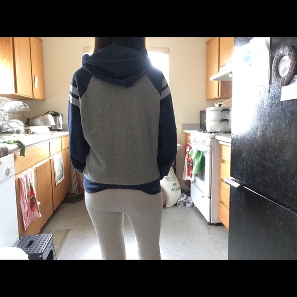 Hooded Hello Kitty Sweater w/built in Earphones - Picture 2 of 4