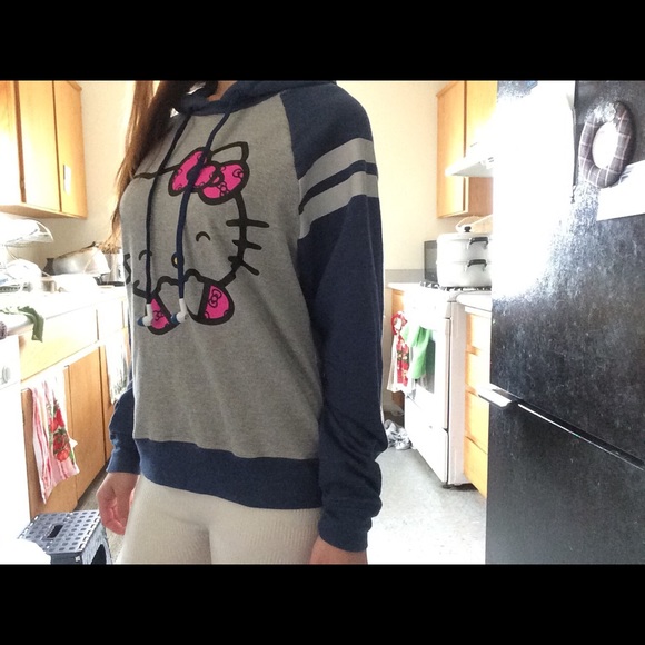 Hooded Hello Kitty Sweater w/built in Earphones - Picture 3 of 4