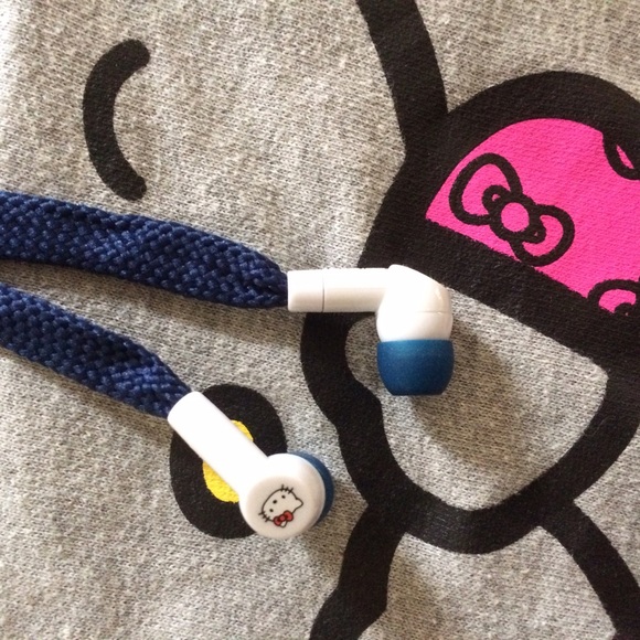 Hooded Hello Kitty Sweater w/built in Earphones - Picture 4 of 4