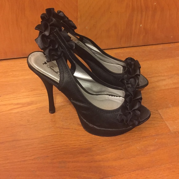 Black High Heels Size 9 - Picture 2 of 4