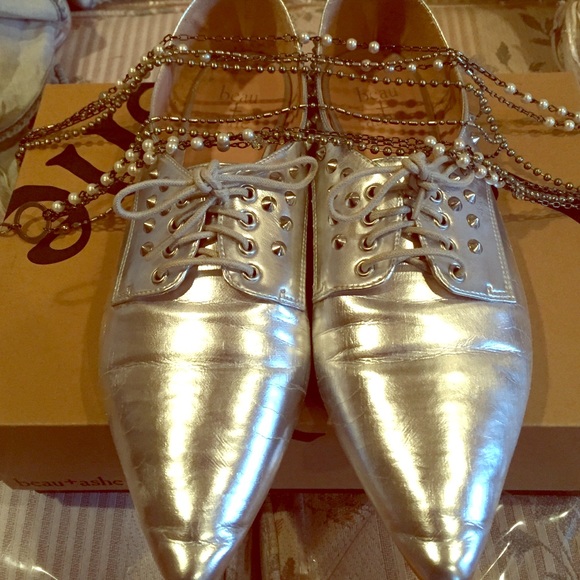 Silver pointy toe Flats