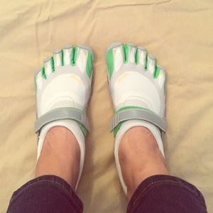 Vibrant fivefingers shoes