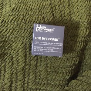 It cosmetics bye bye pores powder