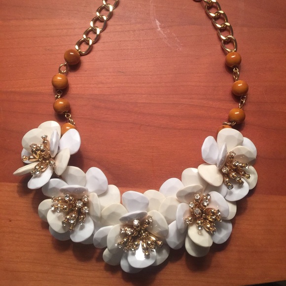 Anthropologie flower necklace