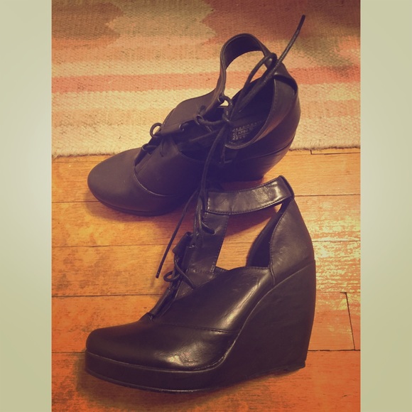 Deena & Ozzy Lace-up Laser Cutout Wedge Sz 9