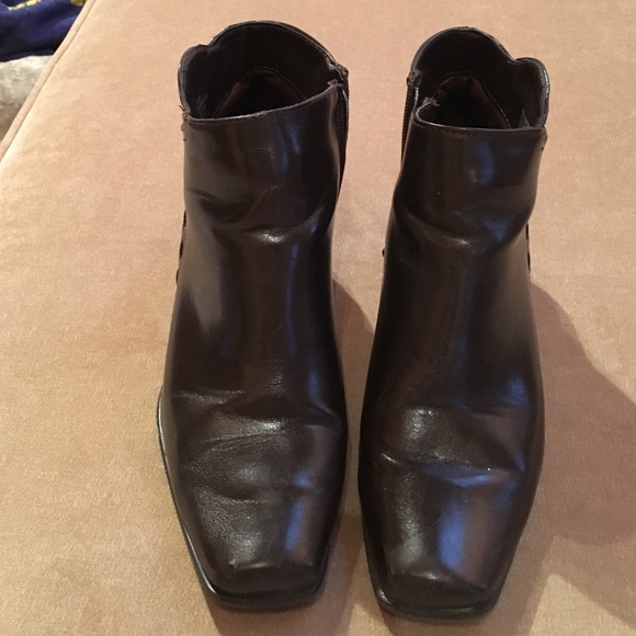 Ankle high, dark brown, heeled boots. - Picture 2 of 4