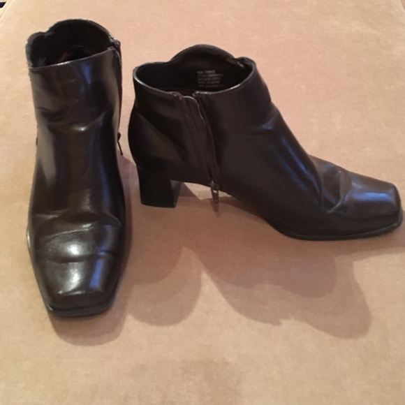 Ankle high, dark brown, heeled boots. - Picture 3 of 4