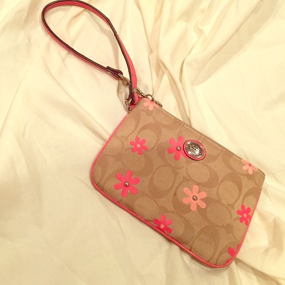 Coach daisy wristlet