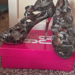 FLASH SALE!!!J. Lo platform reptile platform heels