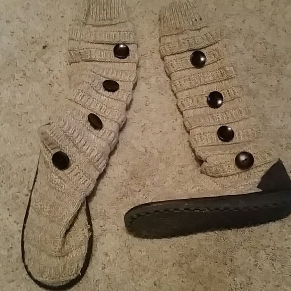Knit boots with buttons on the sides.