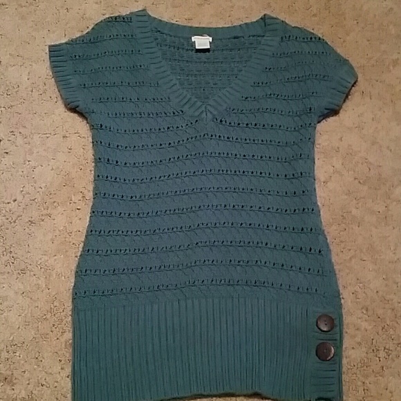 Blue knit short sleeve sweater.