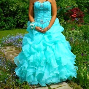 I am selling my prom dress from my Junior year.