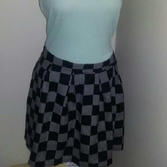 Skirt and tank