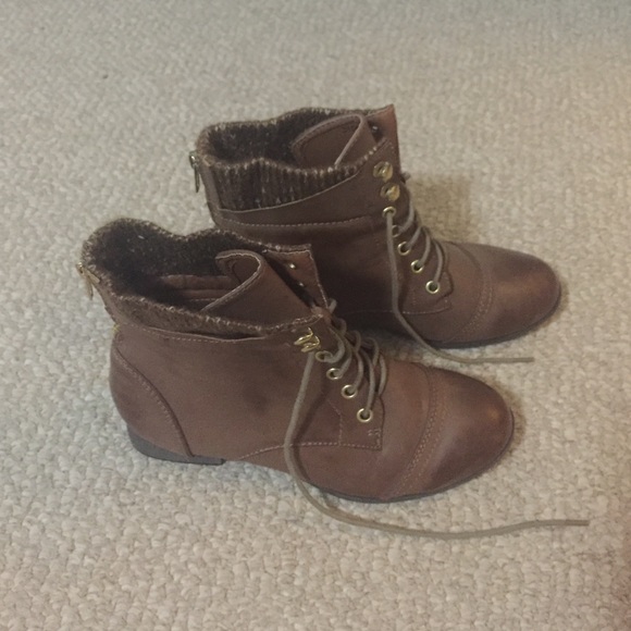 COMBAT BOOTS
