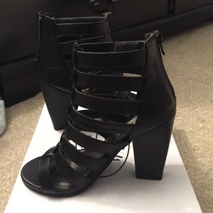 STEVE MADDEN BLACK GLADIATOR HEELS