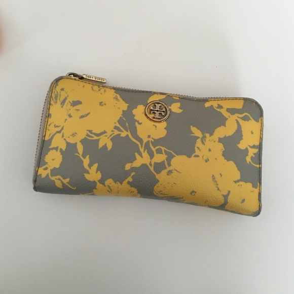 SOLD!Tory Burch Robinson Wallet