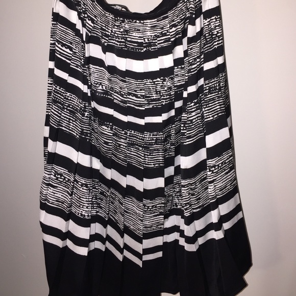 Skirt I only twice wore. Like new. Knee lengths - Picture 2 of 3