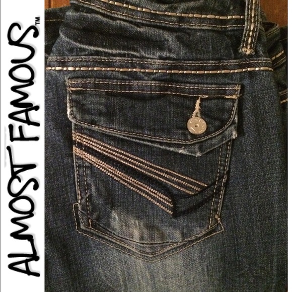 💖 Almost Famous Distressed jeans 💖