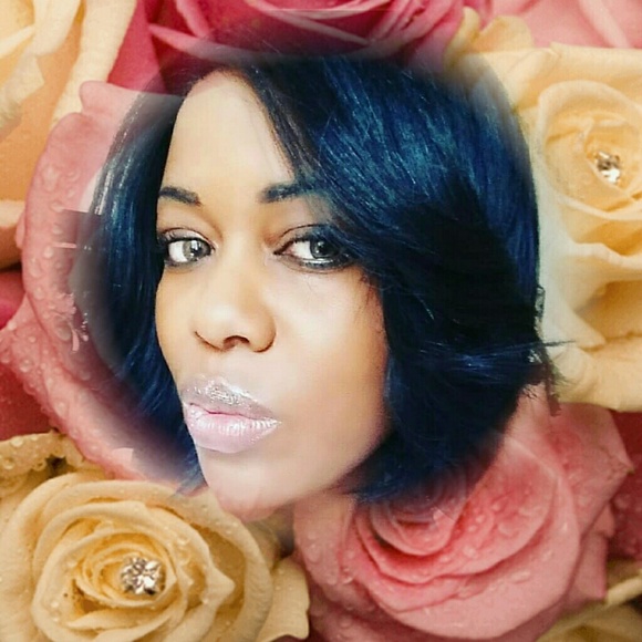 Meet your Posher, Nicole - Picture 1 of 1