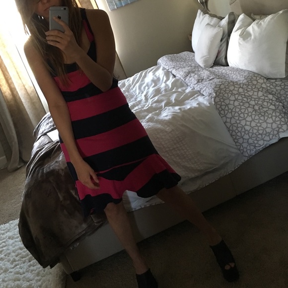 Officially size S but it can fit an M easily :) - Picture 2 of 3