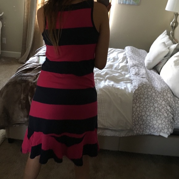 Officially size S but it can fit an M easily :) - Picture 3 of 3