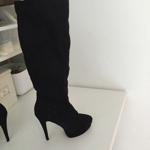 Black fitted suede boots