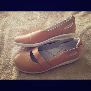 Sanita Leather Mary Janes Tan Flats Unworn 10