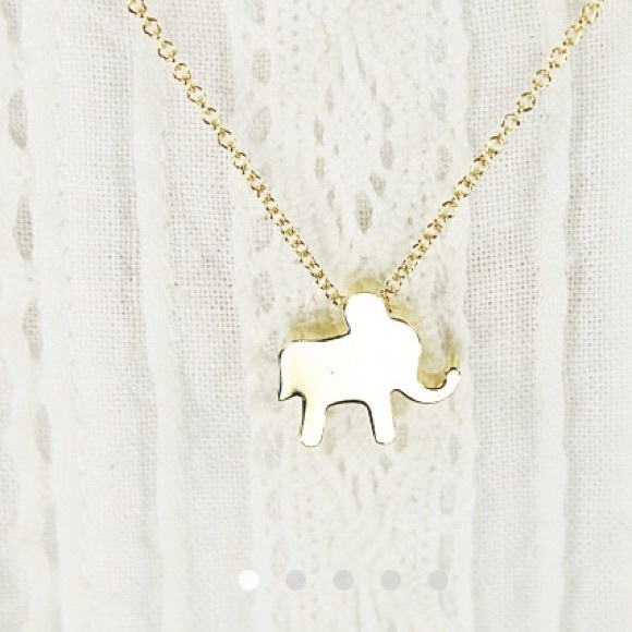 NWOT Gold Elephant necklace ✨