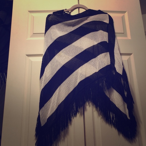 Black and white striped poncho - Picture 1 of 3