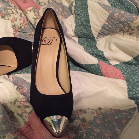 Black Pumps - Picture 2 of 3