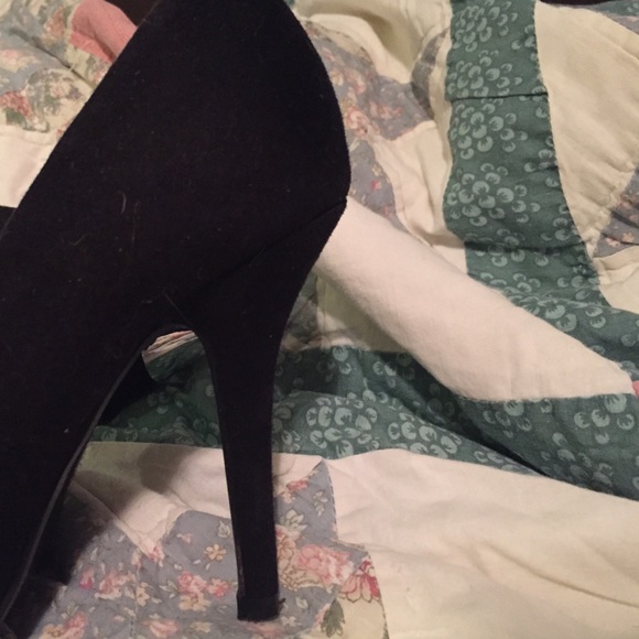 Black Pumps - Picture 3 of 3