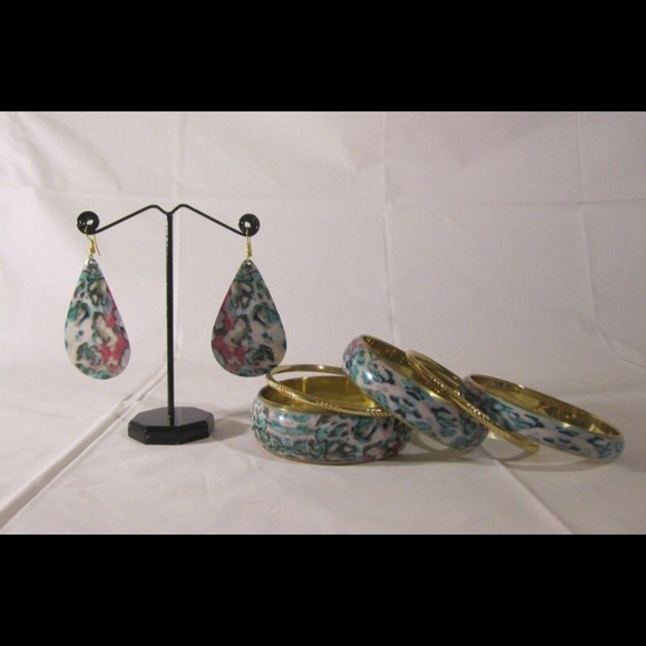 WHITE ANIMAL PRINT BANGLES With MATCHING EARRINGS - Picture 2 of 2