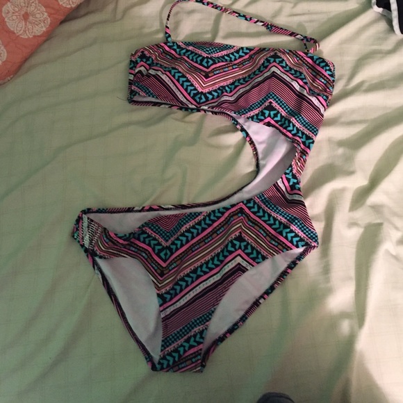 Swimbay one piece with open side