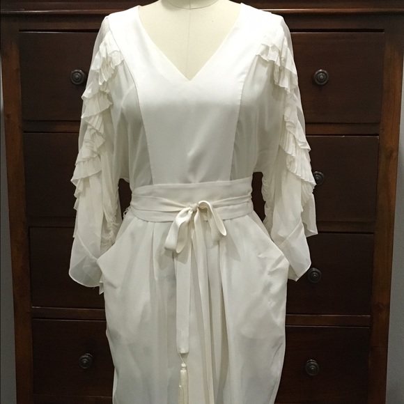 BCBGMaxAzria White ruffle 3/4 sleeve silky dress