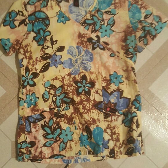 Scrub top - Picture 3 of 4