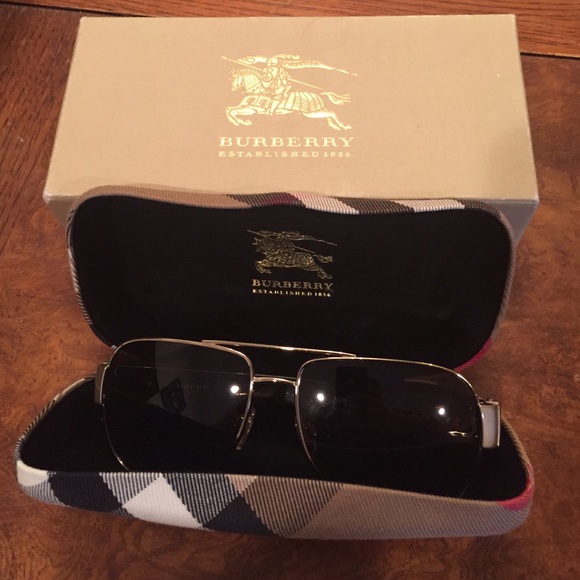 Mens Burberry sun glasses in original box like new - Picture 2 of 4