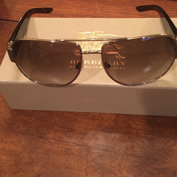 Mens Burberry sun glasses in original box like new - Picture 3 of 4