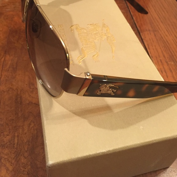 Mens Burberry sun glasses in original box like new - Picture 4 of 4