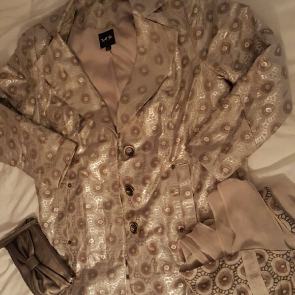 Gorgeous trench coat worn once