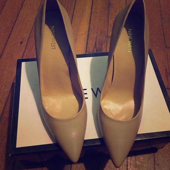 Pointed Toe Nude Pumps