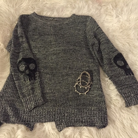 Skull and crossbones sweater!! ☠