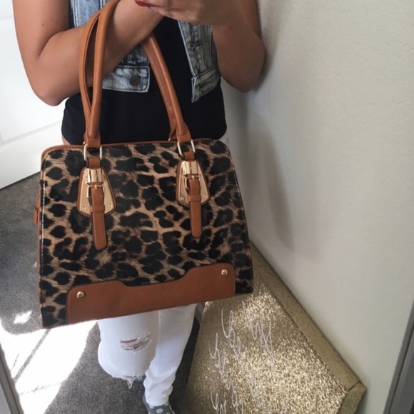 Boutique Handbags - 🆕 animal advocate Handbag (chestnut)
