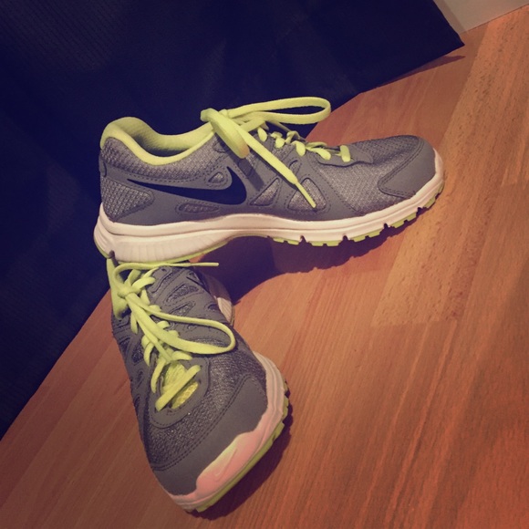 nike gray and green shoes