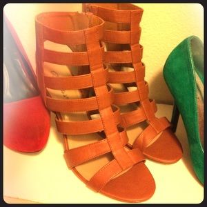 Great casual high heel sandal !