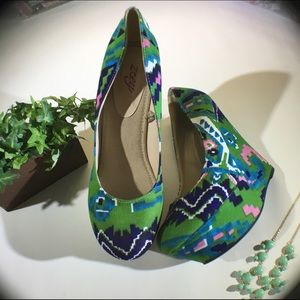 Multicolored Aztec Print Wedges