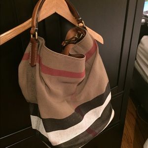 Burberry Bucket bag authentic!