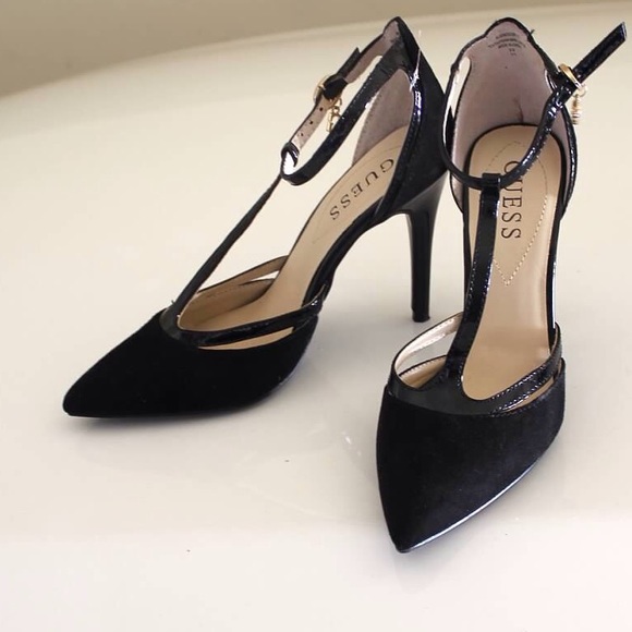 Gently used Guess pointy pumps