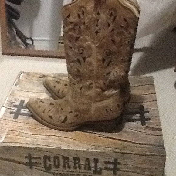 Corral Boots - Picture 2 of 4