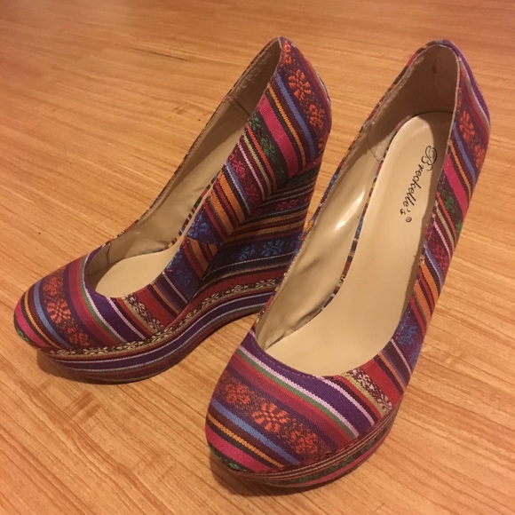 Gorgeous Patterned 8.5 Wedges - Picture 1 of 2